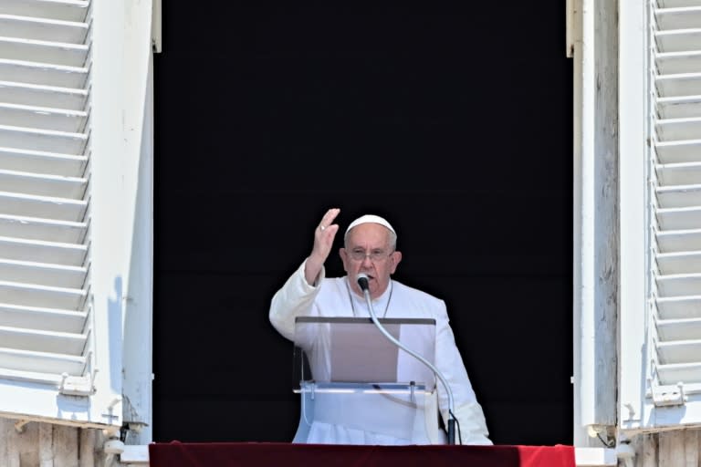 El papa Francisco bendice a la multitud desde una ventana del Palacio Apostólico, en El Vaticano, el 14 de julio de 2024 (Andreas Solaro)