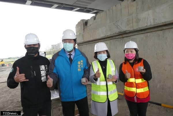 宜蘭橋一月廿四全面通車，舊橋遺構保存昔日風華。縣長林姿妙視察通車前保留的舊橋遺構及施作狀況。（記者董秀雲攝）