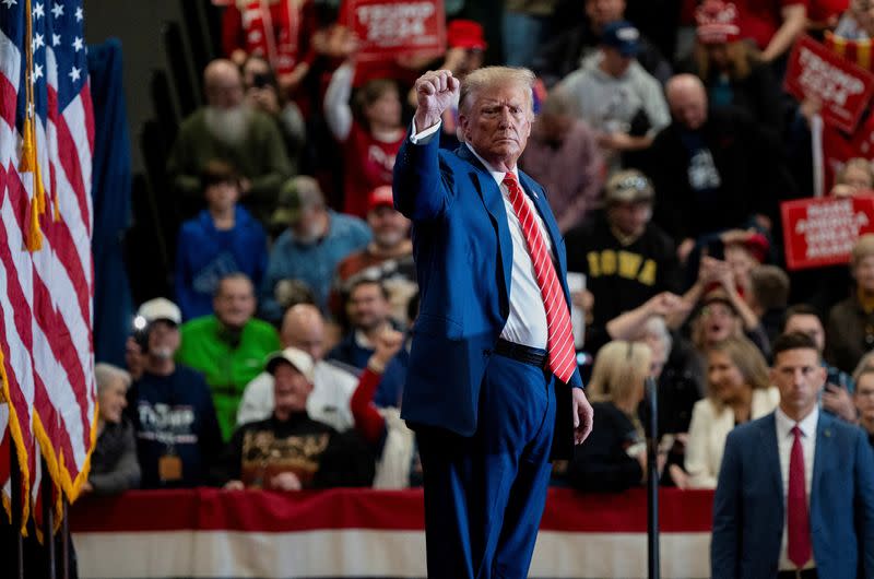 FOTO ARCHIVO: El expresidente de Estados Unidos y candidato republicano a la presidencia, Donald Trump, gesticula mientras asiste a un acto de campaña, en Clinton, Iowa