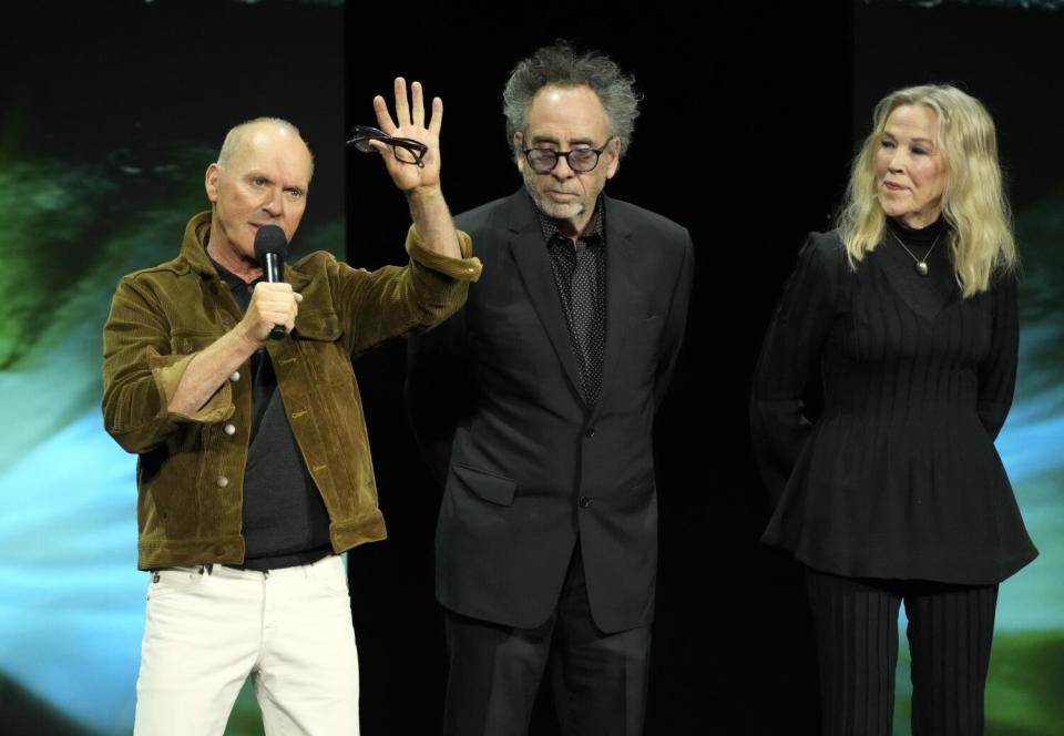 Michael Keaton, izquierda, miembro del elenco de la próxima película "Beetlejuice