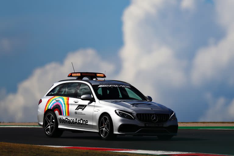 El Mercedes AMG C63 S Estate que maneja Alan van der Merwe en 2021; el sudafricano, junto con el doctor Ian Roberts, encadenaron 247 carreras en el Gran Circo hasta que contrajeron Covid-19 en la previa del Gran Premio de Turquía, del 10 de octubre pasado