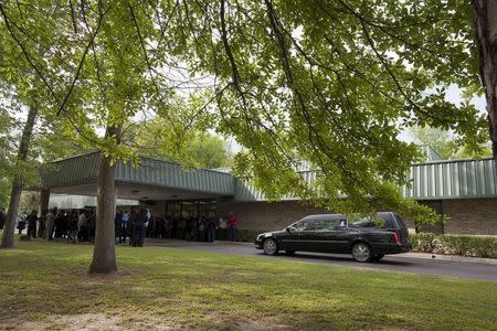 A hearst carrying the body of Walter Scott drives into the front entrance of the W.O.R.D. Ministry Christian Center in Summerville, South Carolina, April 11, 2015. REUTERS/Randall Hill