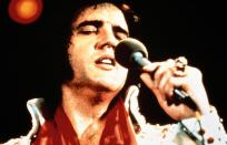 <p>Elvis Presley’s funeral was off limits to the public, although Presley’s cousin sold a photo of the legendary musician in his casket to the <i>National Enquirer</i> for $35,000, <a rel="nofollow noopener" href="http://articles.latimes.com/1987-08-16/entertainment/ca-1505_1_elvis-presley/5" target="_blank" data-ylk="slk:according to the LA Times;elm:context_link;itc:0;sec:content-canvas" class="link ">according to the <i>LA Times</i></a>. His sudden death left promoters in heat since he was expected to begin a 12-city tour with tickets already sold amassing over $600,000. 3,166 floral arrangements <a rel="nofollow noopener" href="http://articles.latimes.com/1997/aug/03/entertainment/ca-18849" target="_blank" data-ylk="slk:were delivered to Graceland;elm:context_link;itc:0;sec:content-canvas" class="link ">were delivered to Graceland</a>during the two days following news of his death, 49 cars were used in his funeral procession, and the overall cost of the funeral was $23,789.73. (Yahoo Finanzen) </p>