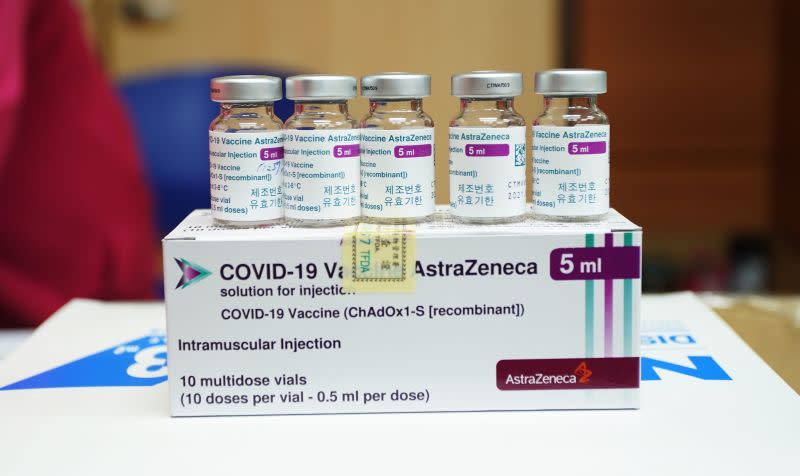 ▲今日下午政府自購的64萬劑AstraZeneca新冠疫苗運抵桃機。（圖／資料照片）