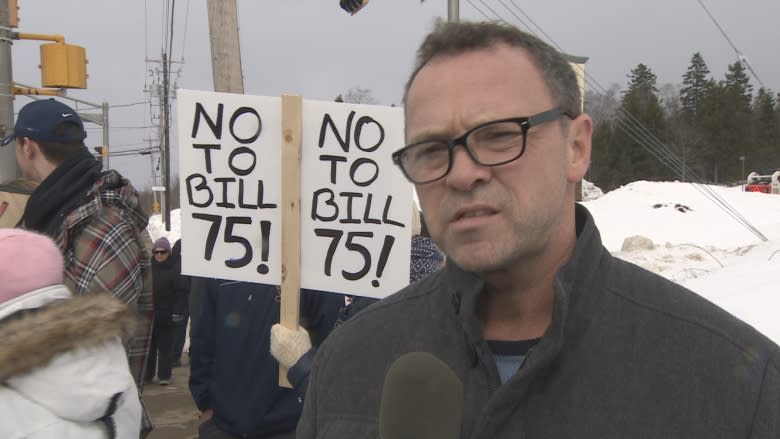 'Broken glass' protesters urge Liberals to vote against teachers' bill