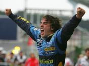 <p>En 2005 llega el lo que siempre había soñado Fernando Alonso. Se proclama campeón del mundo de Fórmula 1, el 25 de septiembre en el GP De Brasil. El primer campeón mundial español, y el más joven de la historia, con solo 24 años, sucediendo al mítico Emerson Fittipaldi. Alonso quedó primero por delante de Kimi Räikkönen y <a href="https://www.esquire.com/es/actualidad/a28975917/michael-schumacher-tratamiento-paris/" rel="nofollow noopener" target="_blank" data-ylk="slk:Michael Schumacher" class="link ">Michael Schumacher</a>, tras sumar ese año siete victorias.<br></p>
