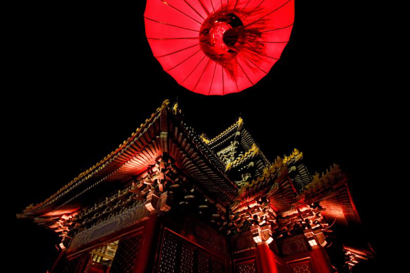 La Ciudad Prohibida decorada con faroles rojos e iluminada con luces de colores durante el Festival de los Faroles celebrado en Pekín el martes 19 de febrero de 2019 (Foto: Andy Wong/AP).