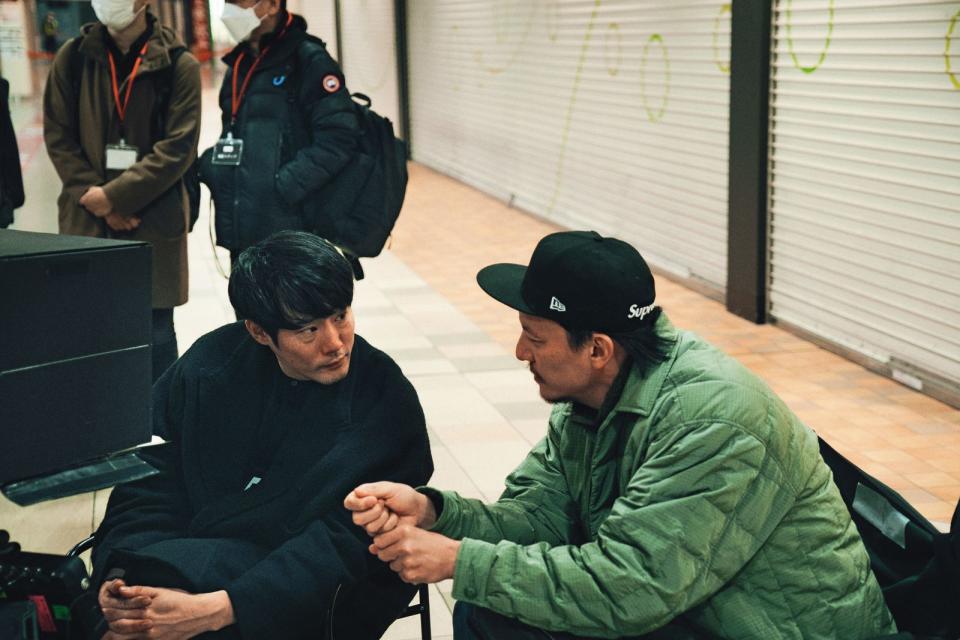 導演藤井道人（左）表示，監製張震（右）尊重他，但也會適時提供意見。（翻滾吧男孩電影公司提供）