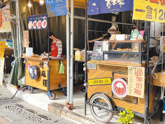 新北市三峽長福橋年貨大街今年停辦，老街許多店家紛紛貼出春節轉租公告。（蔡雯如攝）