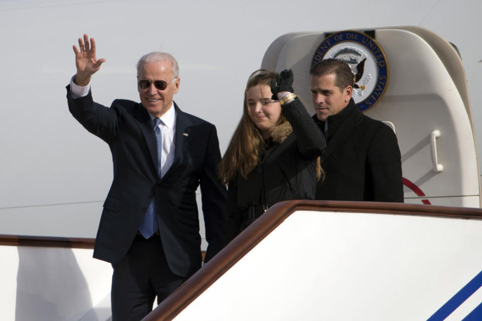 Then-Vice President Joe Biden, left, waves as he walks out of Air Force Two with his granddaughter Finnegan Biden and son Hunter Biden in 2012. (Photo: ASSOCIATED PRESS)