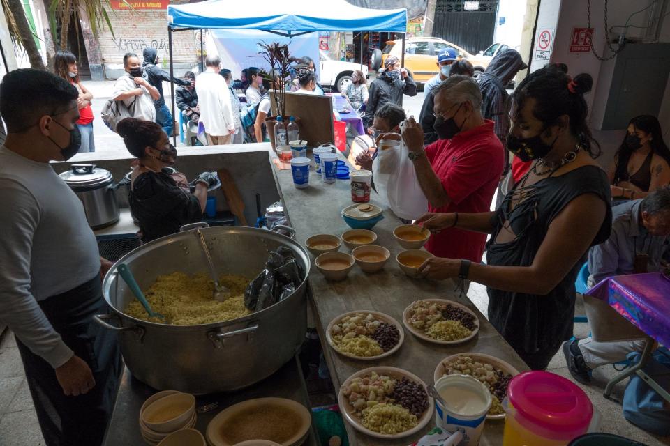 El Comedor Comunitario, Foro Cultural y Galería de Arte LGBTTTIQ+ "Manos Amigues" está abierto de lunes a viernes de 13 a 16 horas en la calle de Pedro Moreno 113, colonia Guerrero