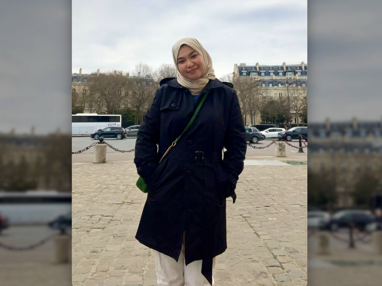 A malay lady posing during a holiday.