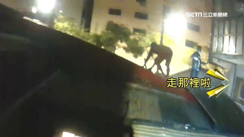 這名男子為了躲避警方竟然爬上屋頂。