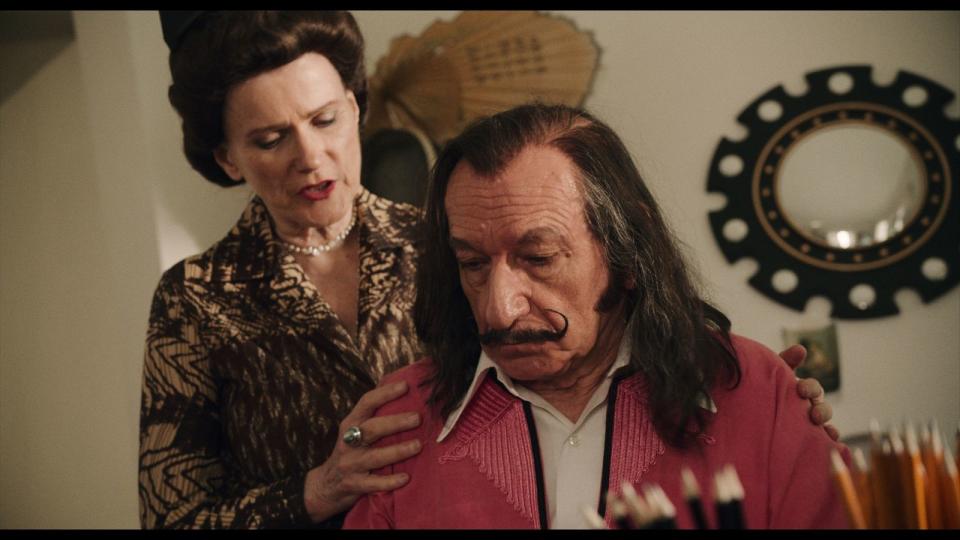 Ohne seine Frau und Muse Gala (Barbara Sukowa) kann Salvador (Sir Ben Kingsley) seine brillanten Fähigkeiten nicht entfalten. (Bild: SquareOne Entertainment)