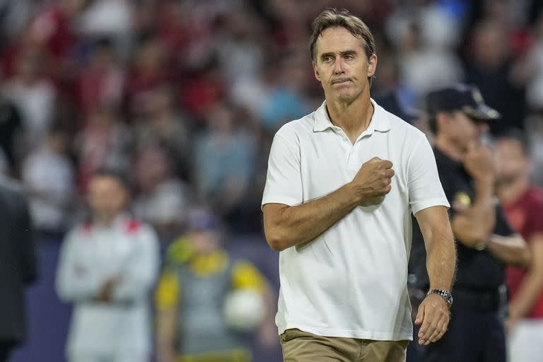 Con una mano en el corazón, Lopetegui le agradece a los hinchas de Sevilla la ovación luego de conocerse su salida del club