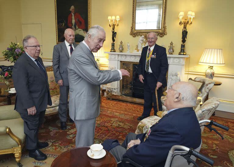 El rey Carlos III, en una reunión en el Palacio de Buckingham. ( Jonathan Brady/Pool Photo via AP)