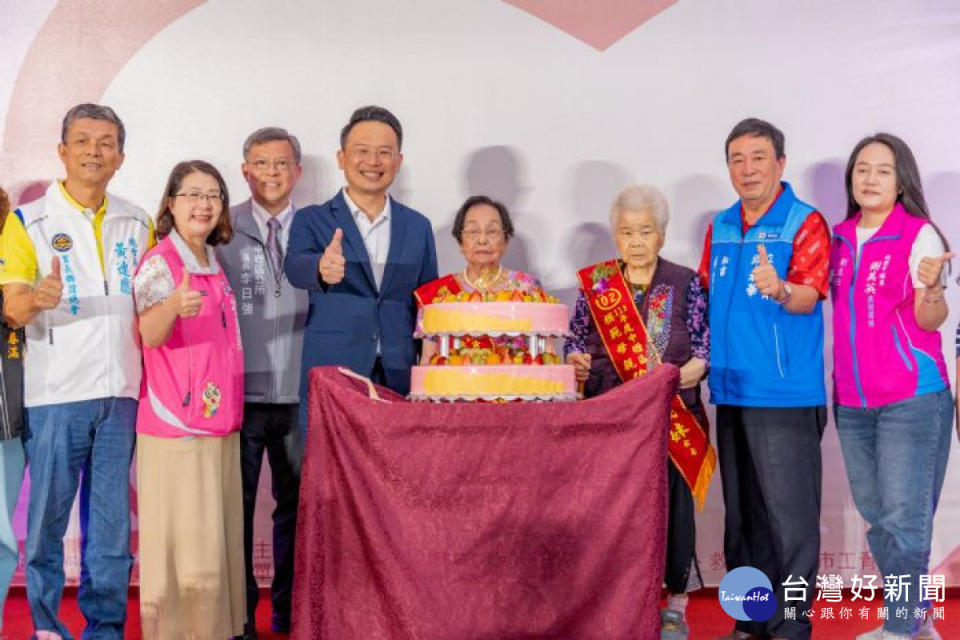 蘇副市長與胡李鳳蘭女士及徐何錢妹女士共同切蛋糕祝賀。