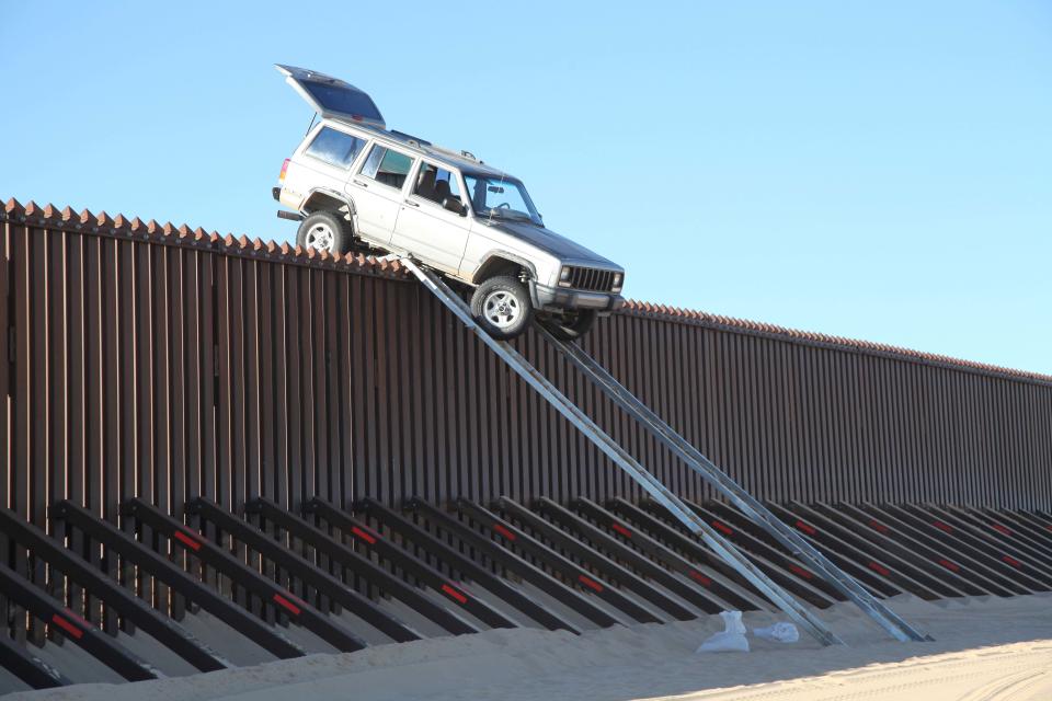 Un Jeep Cherokee aparece encajado en la valla fronteriza que separa México de Estados Unidos. El vehículo era utilizado para el transporte de drogas y su conductor y un cómplce intentaban superar la valla con la utilización de una precaria pasarela. Cuando los agentes fronterizos llegaron al lugar se encontraron con esta inusual imagen. No se produjeron arrestos. USCBP/Rex Features