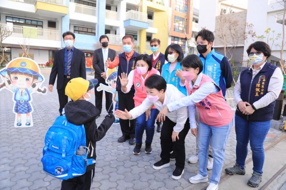 迎接開學日，市長盧秀燕前往南區新設的樹德國小視察，關心學生開學情形。（記者徐義雄攝）