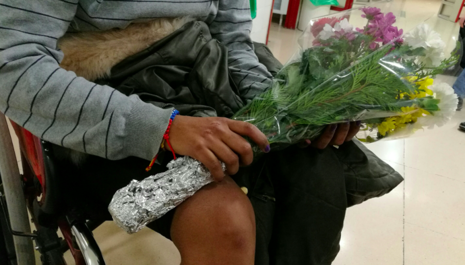 “Lo místico de la historia es que las flores me acompañaron en todo momento”, relató Mitchel Vargas quien fue tratada en el Hospital Gregorio Marañón de Madrid por una herida de seis centímetros en su cabeza. (Foto Carleth Morales)