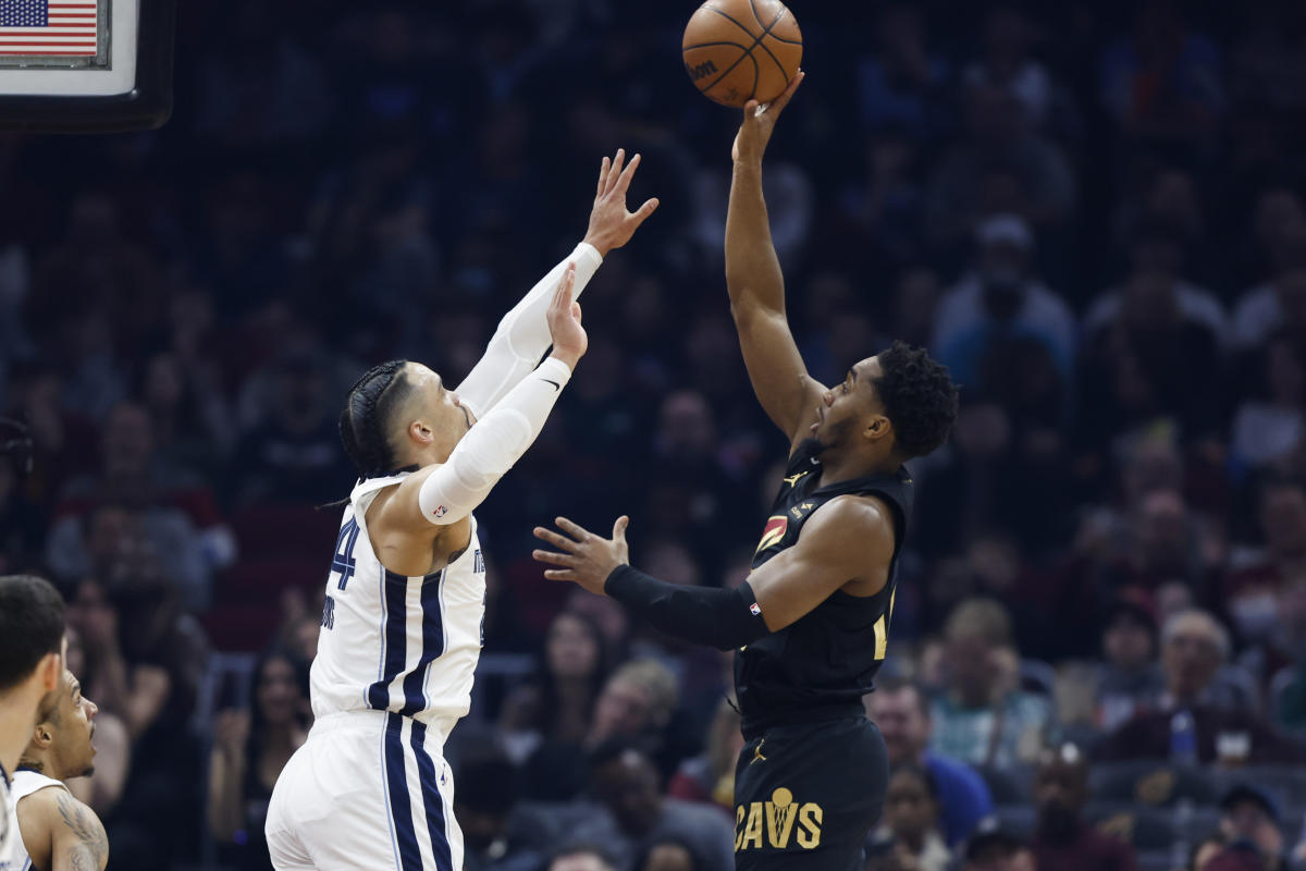 #Donovan Mitchell, Dillon Brooks ejected after brawl breaks out late in Cavs-Grizzlies game