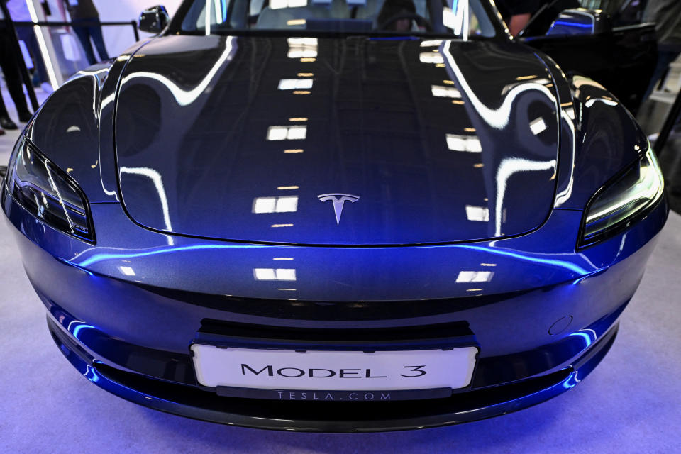 El Modelo 3 de Tesla en la inauguración oficial del Salón del Automóvil de Múnich 2023 Alemania, el 4 de septiembre de 2023. (REUTERS/Angelika Warmuth)