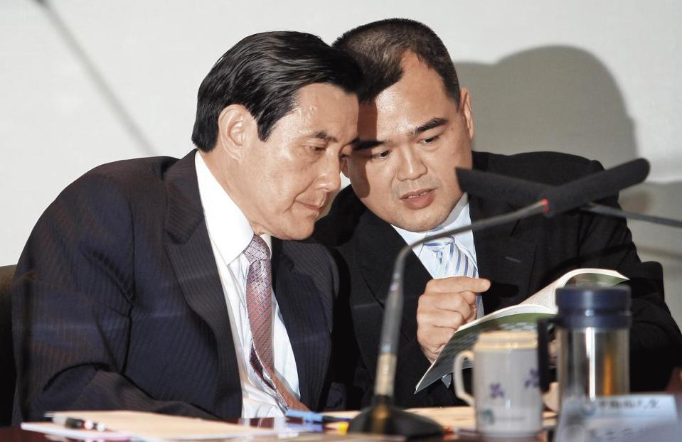 林益世（右）是前總統馬英九（左）愛將，曾任國民黨副主席，在行院祕書長任內因貪污罪而遭開除黨籍。（中央社）