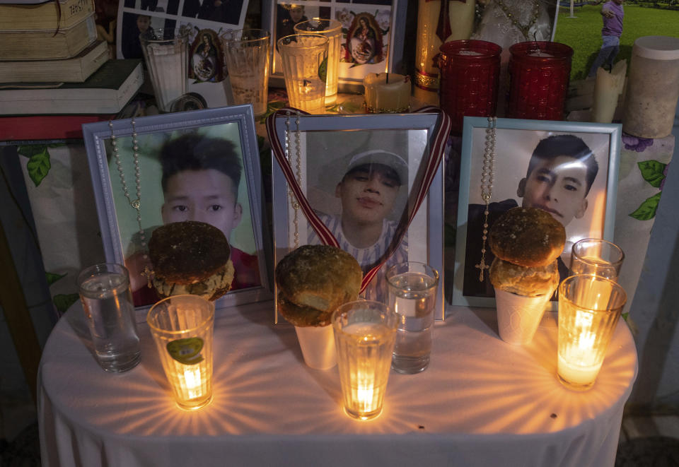 Fotografías de Jair Valencia (izquierda), Misael Olivares (centro) y Yovani Valencia, expuestas en un altar en su casa en San Marcos Atexquilapan, en el estado de Veracruz, México, el 13 de julio de 2022. Son tres de los migrantes que fallecieron a causa del calor y la deshidratación en un tráiler abandonado por traficantes de personas a las afueras de San Antonio el pasado 27 de junio. (AP Foto/Félix Márquez)