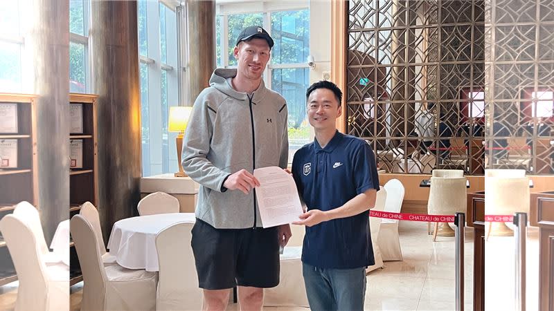 福爾摩沙夢想家洋將吉爾貝克正式與籃球協會簽約，成為台灣男籃第3位歸化球員。（圖／籃球協會提供）