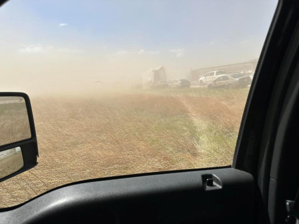 伊利諾州出現沙塵暴氣候影響視線，導致近百輛汽車連環撞。路透社