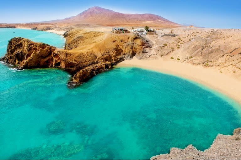 Las Islas Canarias poseen un paisaje volcánico y desértico en sus costas.