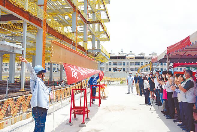 屏東王船文化館舉行上梁儀式，完工後可望成為東港新地標。（林和生攝）