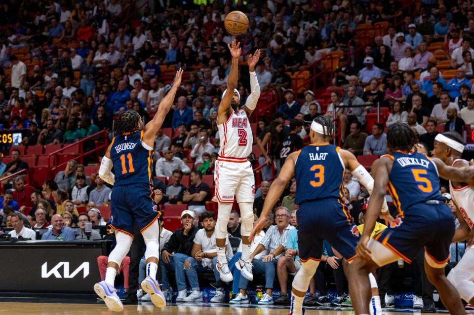 El jugador del Heat Gabe Vincent tira al aro ante la marca de Jalen Brunson, de los Knicks de Nueva York, en el partido celebrado el 22 de marzo de 2023 en Miami.