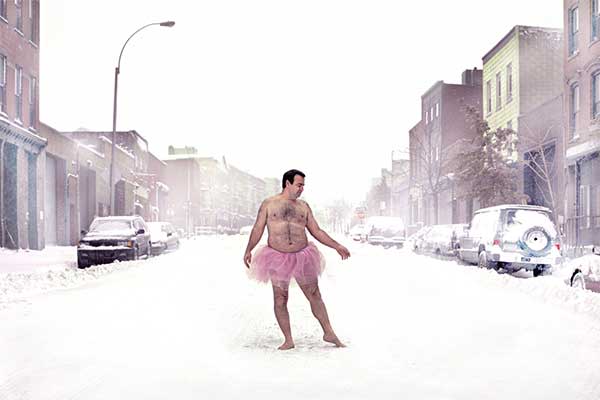 ¿Qué hace este hombre vestido con un tutú? Ayudar a su esposa. / Foto: The Tutu Project