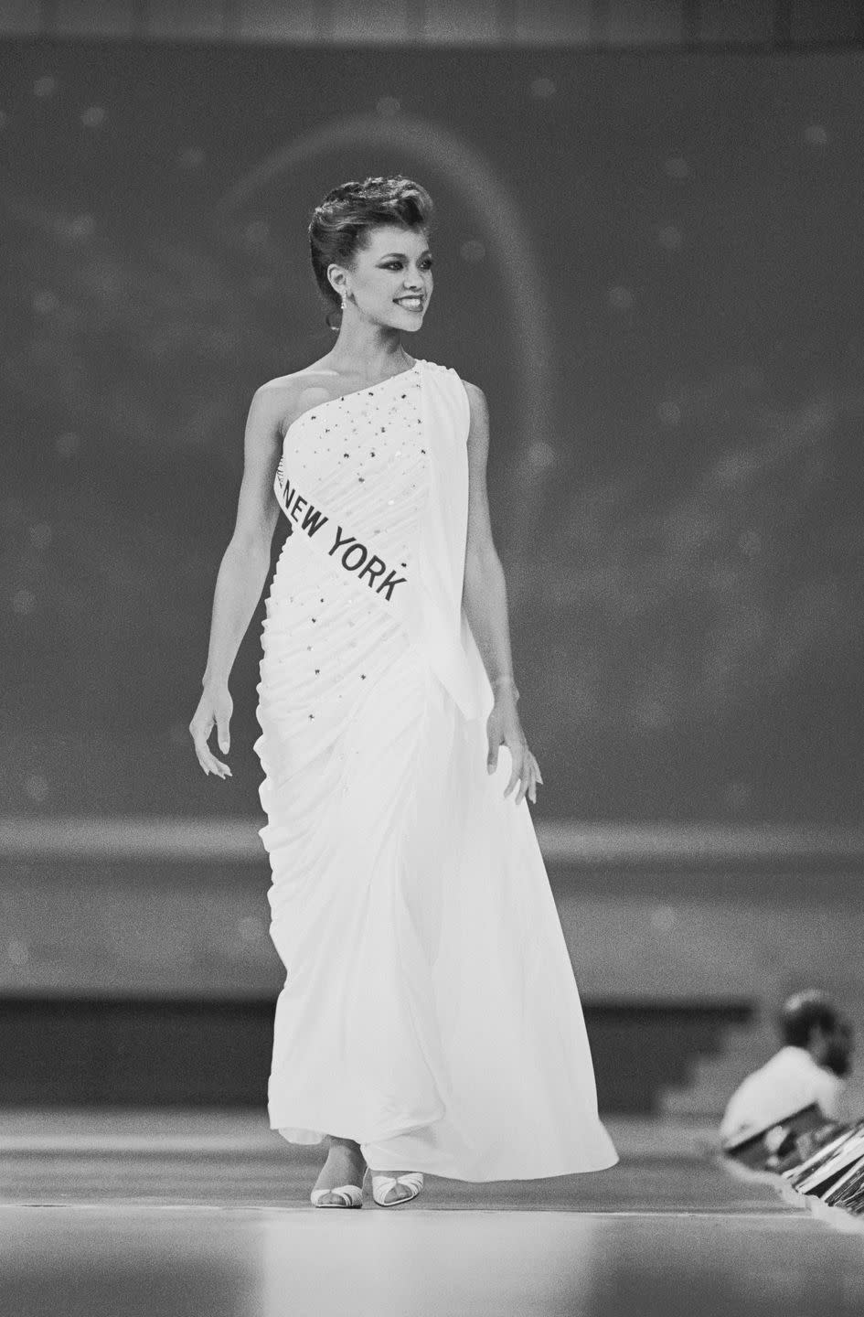 <p>Vanessa Williams wore peep-toe shoes, which had a comeback from the retro and pinup era of the '40s and '50s, on-stage at the Miss America pageant.</p>