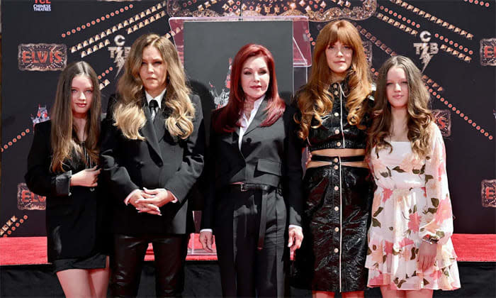 Lisa Marie Presley con sus hijas y su madre