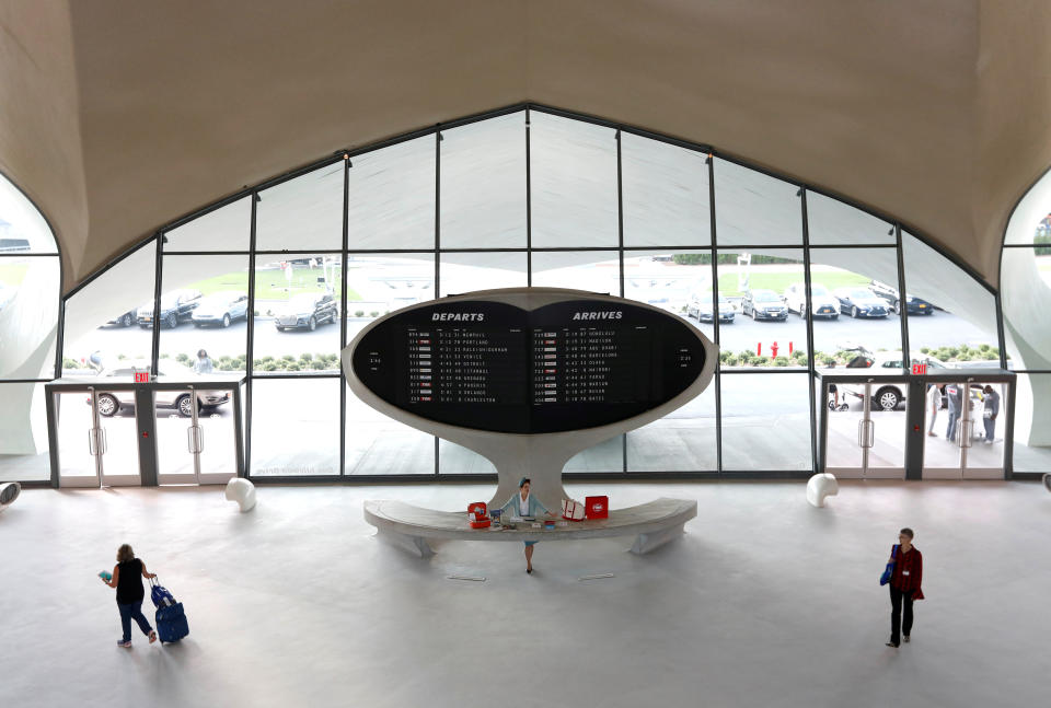 No, no es la terminal de un aeropuerto, sino la sala principal del TWA Hotel, un establecimiento que permite a sus huéspedes viajar en el tiempo hasta los años 60, la época dorada de la aviación. (Foto: Mike Segar / Reuters).