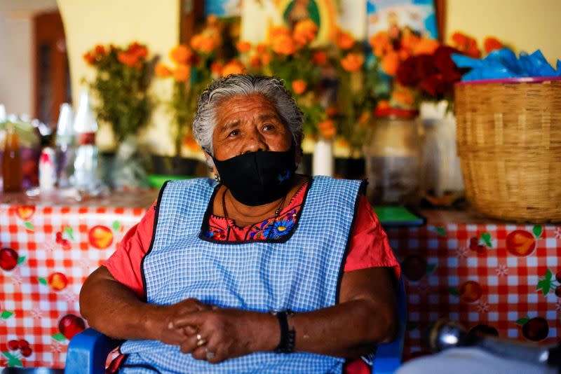 María Elena Sandoval, de 78 años, explica cómo salvó su pie de la trombosis gracias a una cirugía privada pagada con el dinero de su hijo que trabaja en Estados Unidos, en su casa de Jantetelco, estado de Morelos, México