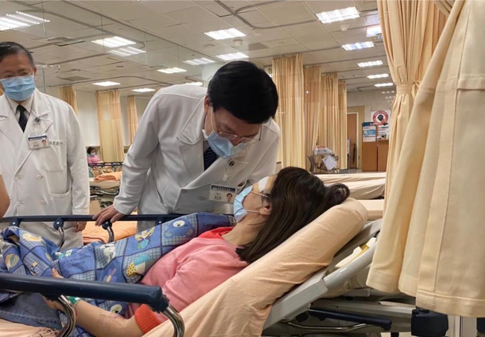 車禍傷者轉至台北慈濟醫院，趙有誠院長、徐榮源副院長第一時間於急診關懷。