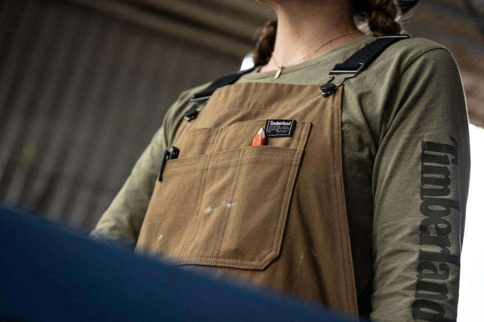 Built specifically for women, Timberland Pro’s Gritman Insulated Bib Overalls are designed with lightweight, durable, Thermolite T3 EcoMade insulation to help retain heat for warmth and breathability.