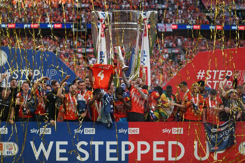 LONDON, ENGLAND - MAY 27: Luton Town celebrate being promoted to the Premier League during the Sky Bet Championship Play Off Final match between Coventry City and Luton Town at Wembley Stadium on May 27, 2023 in London, England. (Photo by Stephanie Meek - CameraSport via Getty Images)