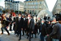 <p>Avec le maire de Reims Arnaud Robinet, Jean Castex assiste à la réouverture des commerces dits « non essentiels ».</p>