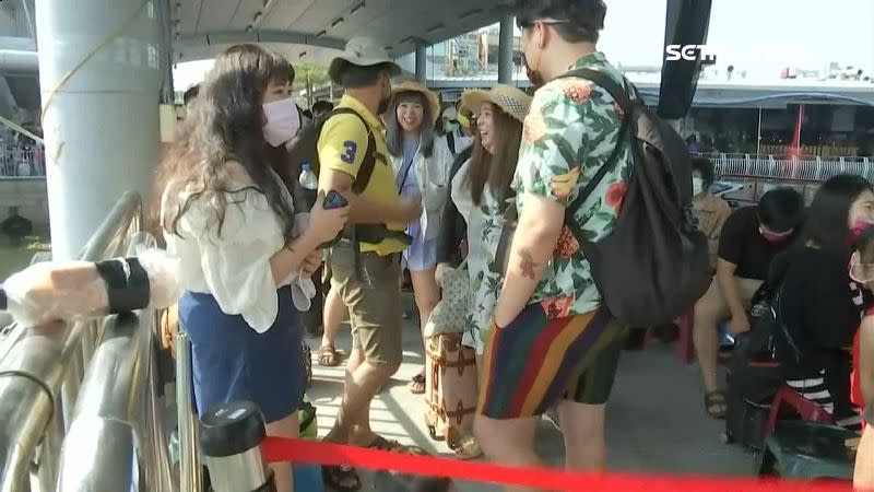 大批遊客準備到小琉球度假。