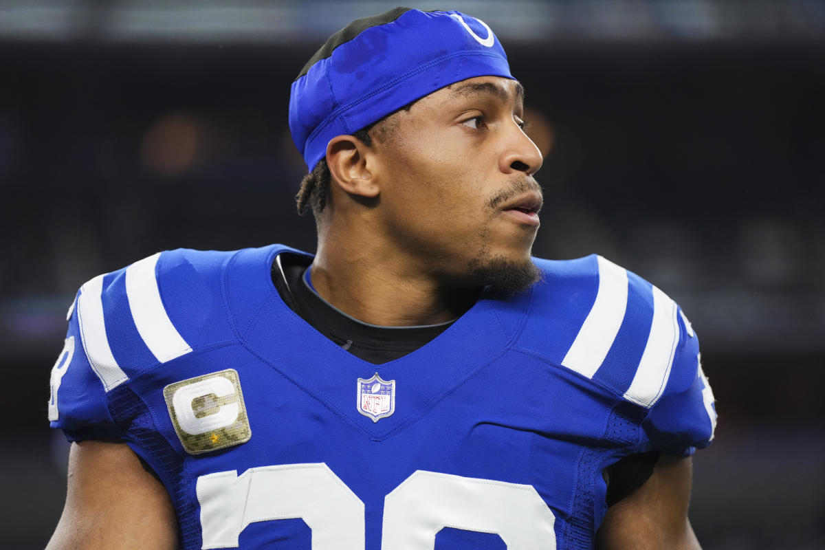 Yahoo Fantasy Sports on X: Josh Jacobs has scored less than 10 fantasy  points in his first three games of the season.  / X