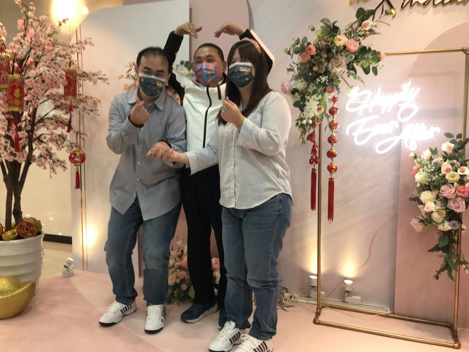 侯友宜在戶所巧遇辦理結婚登記民眾，為新人獻上滿滿祝福。   圖：新北市民政局提供