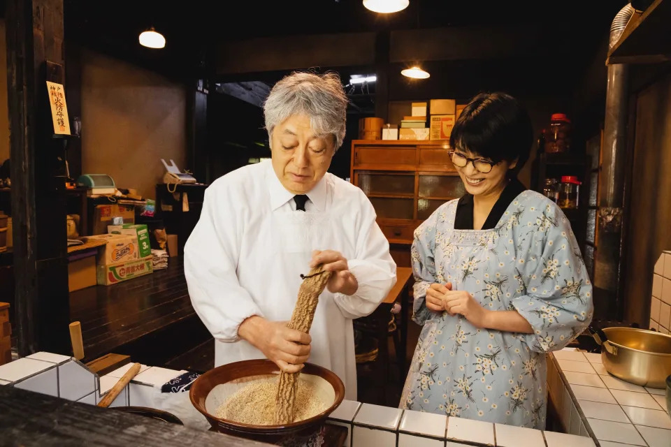 &#x00677e;&#x009686;&#x005b50;(&#x0053f3;)&#x00770b;&#x008457;&#x006fa4;&#x007530;&#x00524d;&#x008f29;(&#x005de6;)&#x005728;&#x007247;&#x004e2d;&#x0052de;&#x0052d5;&#x003001;&#x00716e;&#x0098ef;&#x007684;&#x006a21;&#x006a23;&#x00ff0c;&#x005e38;&#x005e38;&#x008b93;&#x005979;&#x005fd8;&#x008a18;&#x00773c;&#x00524d;&#x007684;&#x004eba;&#x0066fe;&#x007d93;&#x00662f;&#x00821e;&#x0053f0;&#x004e0a;&#x007d05;&#x006975;&#x004e00;&#x006642;&#x007684;&#x006416;&#x006efe;&#x005de8;&#x00661f;&#x003002;&#x00ff08;&#x005716;&#x00ff0f;&#x005929;&#x0099ac;&#x00884c;&#x007a7a;&#x00ff09;