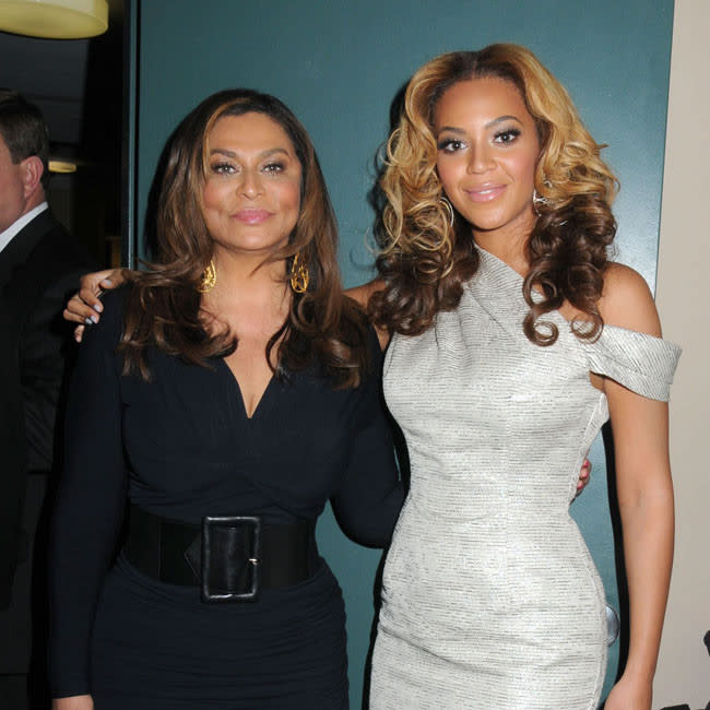 Beyoncé y su madre Tina Knowles en una foto de archivo credit:Bang Showbiz