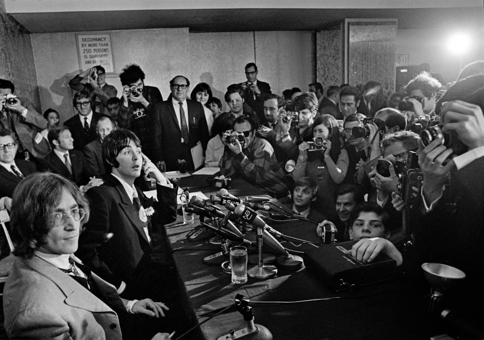 John Lennon y Paul McCartney, dos miembros de The Beatles, aparecen durante una rueda de prensa en el Hotel Americana de Nueva York, el 14 de mayo de 1968. (Neal Boenzi/The New York Times)
