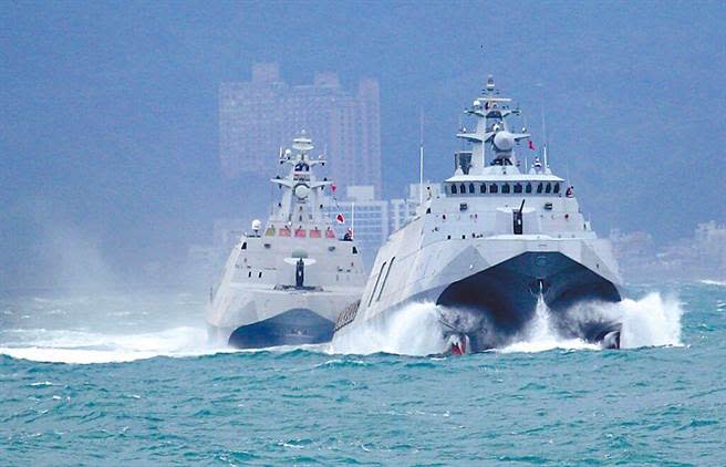 海軍第二階段建造5艘塔江級飛彈巡邏艦，將配8枚雄三飛彈與4枚雄二飛彈。圖為海軍沱江艦（左）、塔江艦（右）。（本報資料照片）