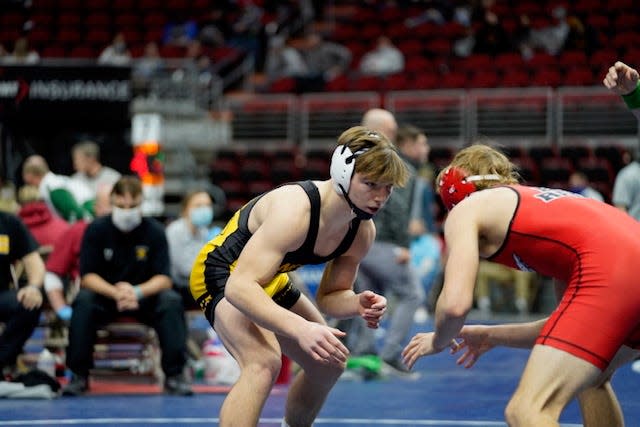 New London's Josh Glendening (left) beat Ben Hansen of Missouri Valley to earn a medal at 152 pounds in Class 1A Friday at Wells Fargo Arena in Des Moines.